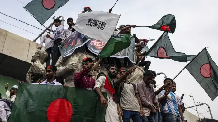 202501asia_bangladesh_protest_flags