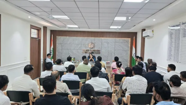 डीएम गौतमबुद्धनगर की अध्यक्षता में विभिन्न औद्योगिक इकाइयों की आउटसोर्सिंग एजेंसी/संविदाकारों की बैठक