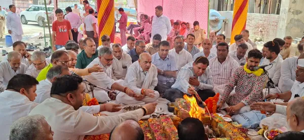 Faridabad News : विधायक मूलचंद शर्मा ने प्रधानमंत्री नरेंद्र मोदी के 12 सफल वर्ष पूर्ण होने के उपलक्ष्य में उनकी दीर्घायु की कामना को लेकर यज्ञ हवन किया