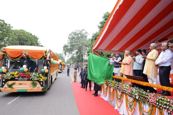 Uttar Pradesh News: सीएम योगी ने नोएडा, ग्रेटर नोएडा व यीडा क्षेत्र में जेवर एयरपोर्ट तक संचालित होने वाली 45 इलेक्ट्रिक व 3 हाइड्रोजन बसों को किया फ्लैग ऑफ