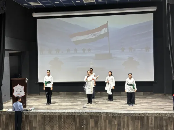 Palwal News :कारगिल विजय दिवस पर केसीएम वर्ल्ड स्कूल में ‘ऑपरेशन विजय’ विशेष प्रार्थना सभा का आयोजन