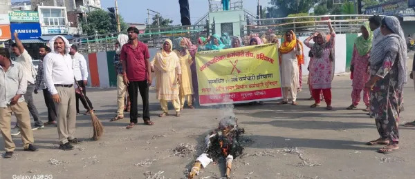 Kaithal / Gulha Cheeka News: चीका नगरपालिका व फायर कर्मियों का गुस्सा फूटा, गुस्साए कर्मियों ने सारे शहर में फैला दिया कचरा