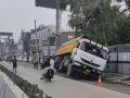 Gurugram News: बारिश के बाद गुरुग्राम की सड़कों का ‘परीक्षा परिणाम’: ट्रक धंसा, 10 फीट गड्ढा खुला, सिस्टम गायब