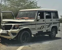 Tawdu Nuh News: सीमा विवाद में उलझी रही पुलिस,  सड़क पर खड़ी क्षतिग्रस्त बोलेरो दे रही हादसे को न्योता