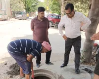 Faridabad News : निगम कमिश्नर धीरेंद्र खड़गटा ने अधिकारियों को दिए निगम क्षेत्र में चल रहे सीवर, नालियों और नालों की सफाई के कार्य का निरीक्षण करने के निर्देश 