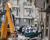 Gurugram News:डीएलएफ फेज तीन के यू ब्लॉक में 800-900 मकानों के आगे से हटाया अतिक्रमण