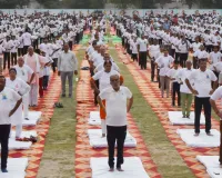 Palwal News : केंद्रीय मंत्री कृष्णपाल गुर्जर ने पलवल में जिला स्तरीय योग दिवस कार्यक्रम में किया योगाभ्यास