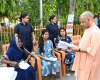 Uttar Pradesh : हर जरूरतमंद को दिलाएं कल्याणकारी योजनाओं का लाभ: मुख्यमंत्री