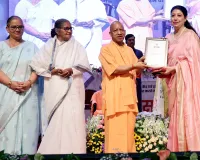 Uttar Pradesh: मेधावियों के सम्मान में तालियों से गूंजा सभागार, गर्व से दमके अभिभावकों के चेहरे