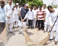 Hathin Palwal News: केंद्रीय सहकारिता राज्य मंत्री कृष्णपाल गुर्जर ने हथीन की अनाज मंडी में किया पौधारोपण और चलाया स्वच्छता अभियान