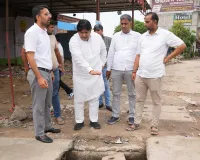 Gurugram News: बारिश थमी तो अधिकारियों को साथ लेकर फील्ड में उतरे विधायक मुकेश शर्मा