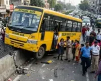 Gurugram News: ड्राइवर ने डिवाइडर पर चढ़ा दी बस, हादसा टला 