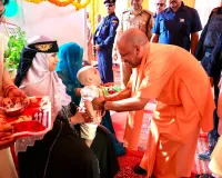 Uttar Pradesh News: मुख्यमंत्री ने बुलाया तो दौड़कर मंच पर पहुंचीं महिलाएं, भेंट किया हाथ से बनाया गया चित्र