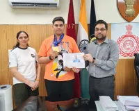 Faridabad News: जूनियर विश्व शूटिंग चैंपियनशिप में स्वर्ण पदक विजेता समीर गुलिया को उपायुक्त आयुष सिन्हा ने किया सम्मानित