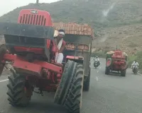 Nuh/Taudu News: नूंह जिले की मशहूर घाटी में 'मौत का तांडव' करते ओवरलोड ट्रैक्टर: दो पहियों पर हवा में झूल रही जिंदगी, कभी भी गहरी खाई में गिर सकता है काल
