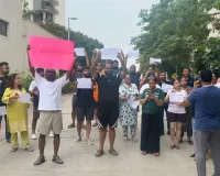 Gurugram News: गोदरेज ओएसिस सोसायटी के निवासियों ने बिल्डर के खिलाफ किया प्रदर्शन 