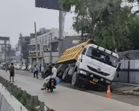Gurugram News: बारिश के बाद गुरुग्राम की सड़कों का ‘परीक्षा परिणाम’: ट्रक धंसा, 10 फीट गड्ढा खुला, सिस्टम गायब