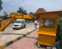 Gurugram News: फुटपाथ पर कब्जा :  प्रमुख सड़कों पर 100 से अधिक खोखे व अस्थाई स्ट्रक्चर तोड़े 