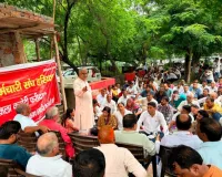 Faridabad News: सफाई व अग्निशमन कर्मियों की हड़ताल के समर्थन में विभिन्न विभागों के कर्मियों ने डीसी आफिस पर किया प्रदर्शन
