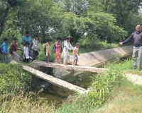 Nuh Mewat News: दो खंभों के सहारे स्कूल पहुंच रहे फलेंडी के बच्चे, प्रशासन की अनदेखी से हादसे का खतरा