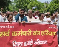 Faridabad News: सफाई व अग्निशमन कर्मियों की हड़ताल के समर्थन में विभिन्न विभागों के कर्मियों ने डीसी आफिस पर किया प्रदर्शन 