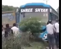 Gurugram News: गुरुग्राम-फरीदाबाद रोड पर बेकाबू बस डिवाइडर पर चढ़ी, बिजली का खंभा तोड़ा