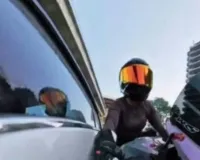 Gurugram News: महिला बाइकर का पीछा कर कार से टक्कर का आरोप, गुरुग्राम पुलिस ने दर्ज की FIR