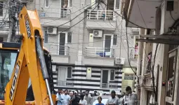 Gurugram News:डीएलएफ फेज तीन के यू ब्लॉक में 800-900 मकानों के आगे से हटाया अतिक्रमण