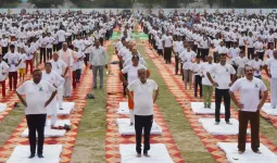 Palwal News : केंद्रीय मंत्री कृष्णपाल गुर्जर ने पलवल में जिला स्तरीय योग दिवस कार्यक्रम में किया योगाभ्यास