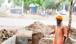 Ferozepur Jirkha News: सीवरेज लाइन बिछाने में अनियमितताओं के आरोप, निर्माण कार्य पर उठे सवाल