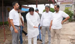 Gurugram News: बारिश थमी तो अधिकारियों को साथ लेकर फील्ड में उतरे विधायक मुकेश शर्मा