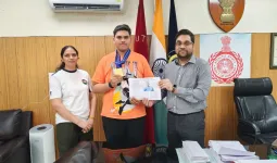 Faridabad News: जूनियर विश्व शूटिंग चैंपियनशिप में स्वर्ण पदक विजेता समीर गुलिया को उपायुक्त आयुष सिन्हा ने किया सम्मानित