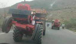 Nuh/Taudu News: नूंह जिले की मशहूर घाटी में 'मौत का तांडव' करते ओवरलोड ट्रैक्टर: दो पहियों पर हवा में झूल रही जिंदगी, कभी भी गहरी खाई में गिर सकता है काल