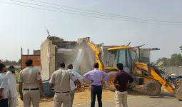 Mewat/Tawdu News: तावडू में 6 एकड़ में विकसित तीन अवैध कॉलोनियों पर चला बुलडोजर, अवैध निर्माण किए ध्वस्त