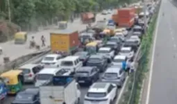 Gurugram News: नरसिंहपुर में 66000 वोल्ट की लाइन का तार गिरा, दिल्ली-जयपुर हाइवे ब्लॉक 