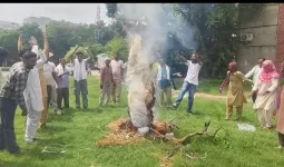 Panchkula News: सफाई कर्मचारियों ने फूंका मंत्री कृष्ण बेदी का पुतला, आंदोलन तेज करने की चेतावनी