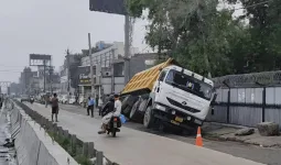 Gurugram News: बारिश के बाद गुरुग्राम की सड़कों का ‘परीक्षा परिणाम’: ट्रक धंसा, 10 फीट गड्ढा खुला, सिस्टम गायब