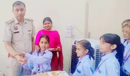 Palwal News : छात्राओं ने पुलिस कर्मियों को रक्षासूत्र बांधकर रक्षाबंधन पर्व मनाया