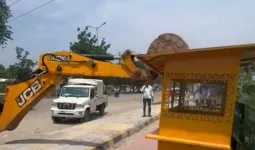 Gurugram News: फुटपाथ पर कब्जा :  प्रमुख सड़कों पर 100 से अधिक खोखे व अस्थाई स्ट्रक्चर तोड़े 