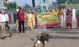 Kaithal / Gulha Cheeka News: चीका नगरपालिका व फायर कर्मियों का गुस्सा फूटा, गुस्साए कर्मियों ने सारे शहर में फैला दिया कचरा