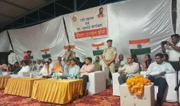 Hansi  Hisar News: रात्रि ठहराव एवं जनसुनवाई कार्यक्रम में डीसी राहुल नरवाल ने घिराय गांव में सुनीं ग्रामीणों की समस्याएं