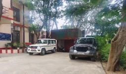 Tawdu Nuh News: अधिकारियों के लिए पार्किंग नहीं,कर्मचारी ही बन बैठे पार्किंग के मालिक।