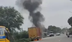 Gurugram News: गुरुग्राम शॉर्ट सर्किट ने मचाई तबाही, दो ट्रक जलकर खाक, ड्राइवर ने बचाई जान 