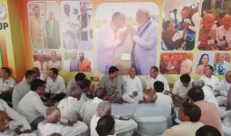 Palwal/Hodal News: होडल की पूर्व विधायक रामरतन की धर्मपत्नी एवं वर्तमान विधायक हरेंद्र सिंह की माताजी गिर्राजो देवी के निधन पर शोक व्यक्त करने पहुंचे जनप्रतिनिधि एवं सामाजिक कार्यकर्ता 