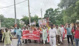 Narnaul News: मांगों को लेकर सफाई कर्मचारियों का पैदल मार्च, स्वास्थ्य मंत्री कार्यालय के बाहर किया प्रदर्शन