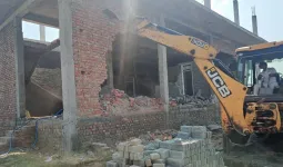 Nuh/Mewat News: अनधिकृत कॉलोनी में अवैध निर्माणों पर चला प्रशासन का पीला पंजा, बिनेश कुमार