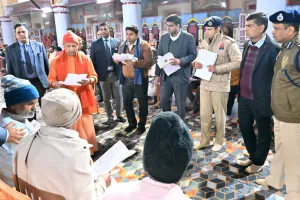 गोरखनाथ मंदिर में मुख्यमंत्री ने किया जनता दर्शन का आयोजन, करीब 150 लोगों से मुलाकात कर सुनीं समस्याएं