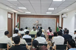 डीएम गौतमबुद्धनगर की अध्यक्षता में विभिन्न औद्योगिक इकाइयों की आउटसोर्सिंग एजेंसी/संविदाकारों की बैठक