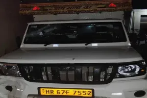 करनाल में सड़क पर कहर: बोलेरो को रोककर डंडों से हमला, दो लोग गंभीर घायल