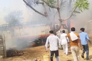 Ferozepur Jirkha News:प्लास्टिक दाने से भरे कैंटर में शॉर्ट सर्किट से लगी आग, लाखों का नुकसान
